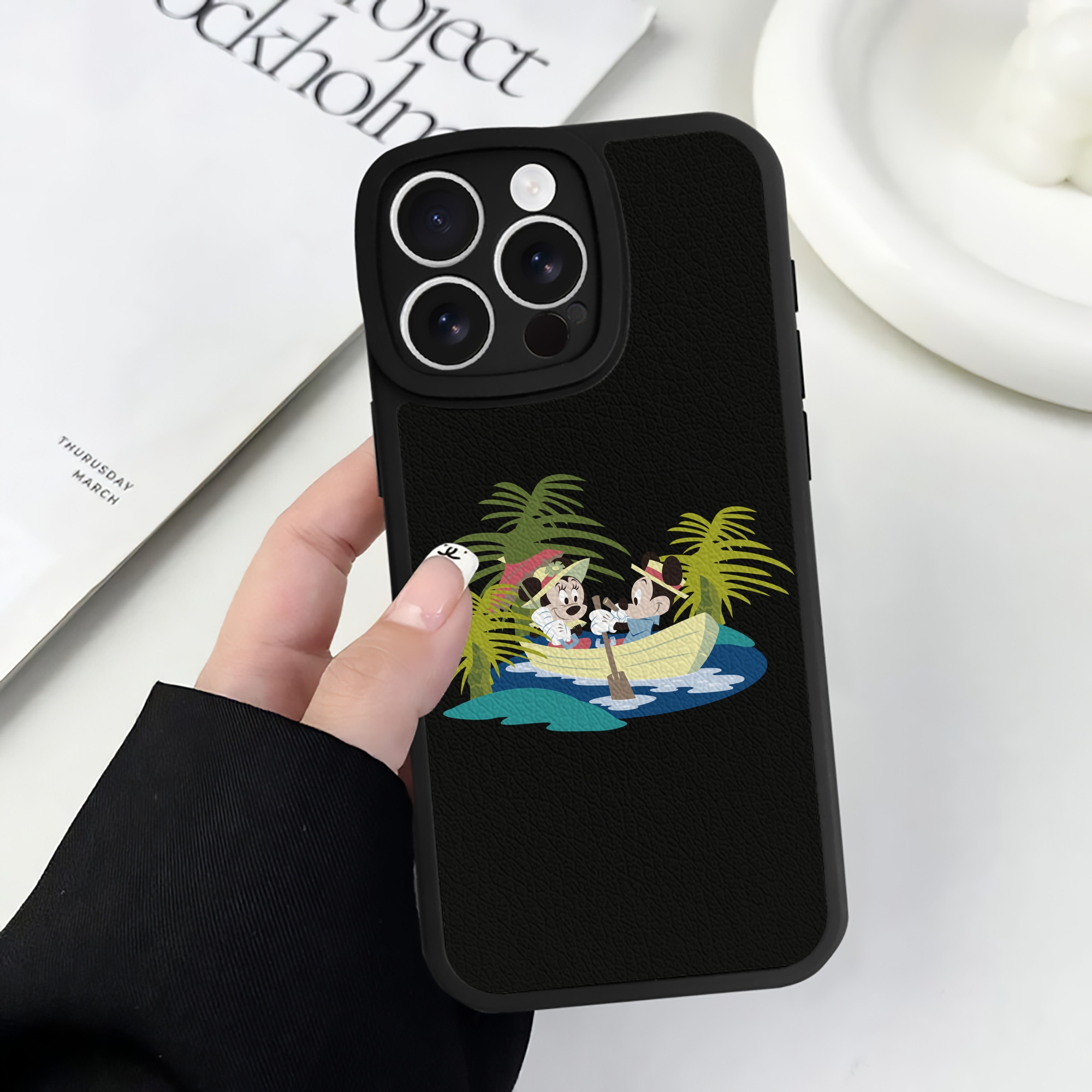 （画像用） ミッキーマウス Mickey Mouse 【iPhone 16シリーズ対応】シリコンスマホケース（レザー調） 材質：シリコン